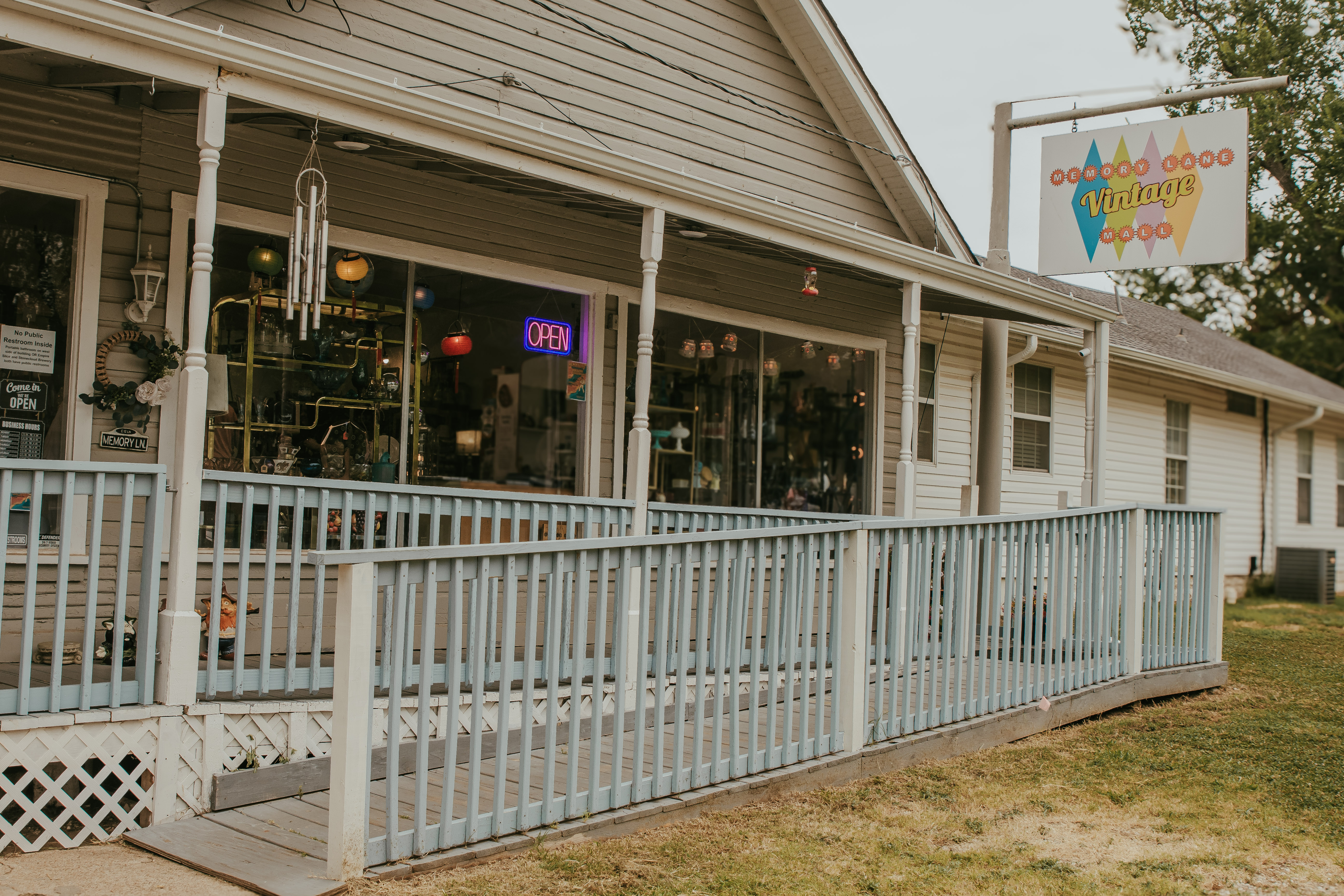 Memory Lane Vintage Mall — front porch